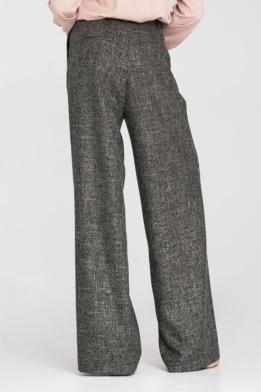 Close-up of the fabric texture of Nife's high-waist wide leg trousers, highlighting the unique uneven colour and quality materials for luxurious comfort and style.