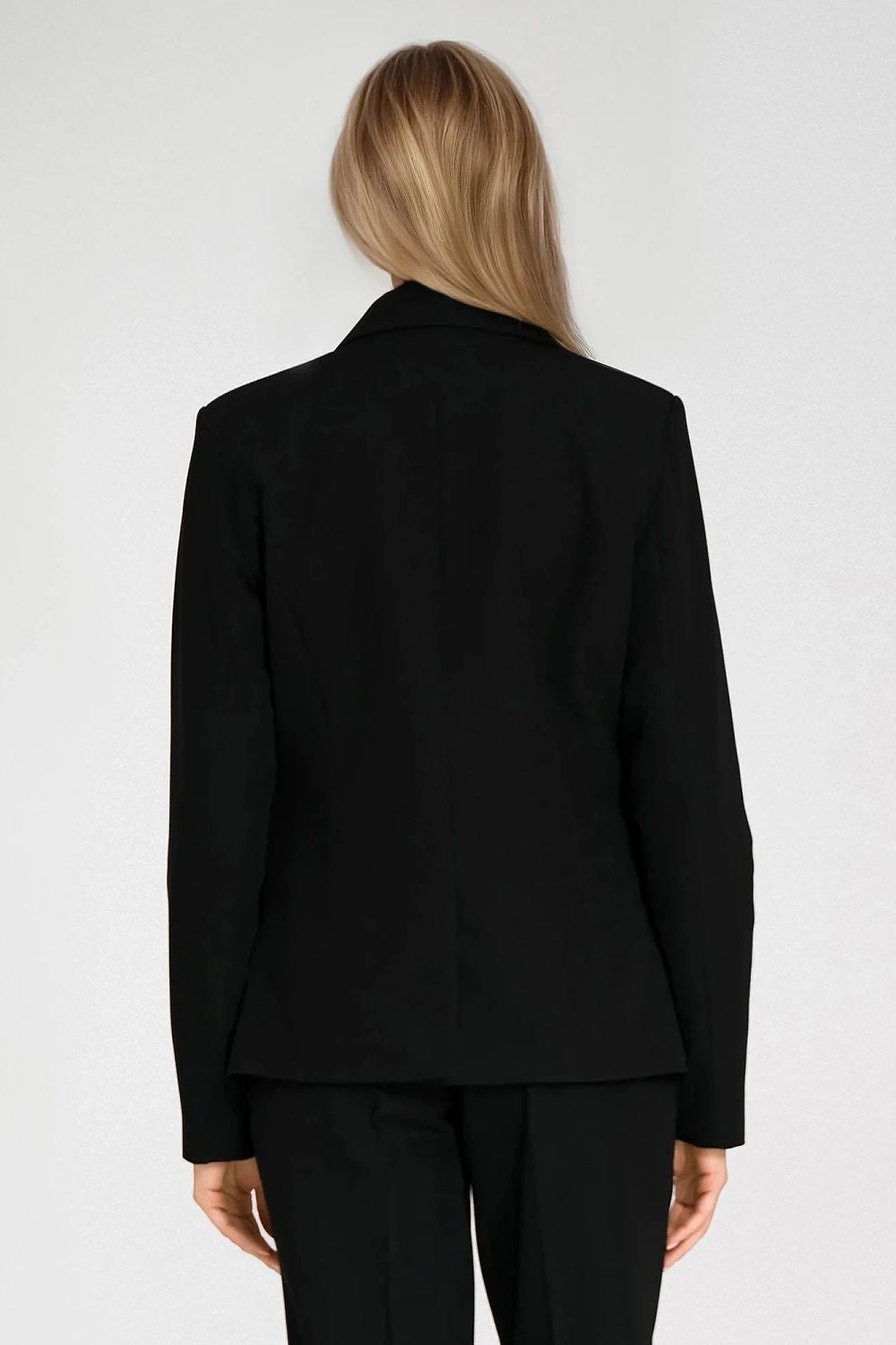 Elegant women's fitted jacket by Nife featuring classic lapels and long sleeves, tailored silhouette, perfect for office and casual wear.