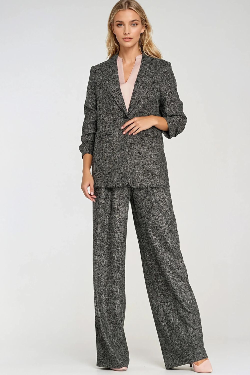 Luxurious women's jacket with delicate pleats and a single button closure, crafted by Nife for modern elegance.