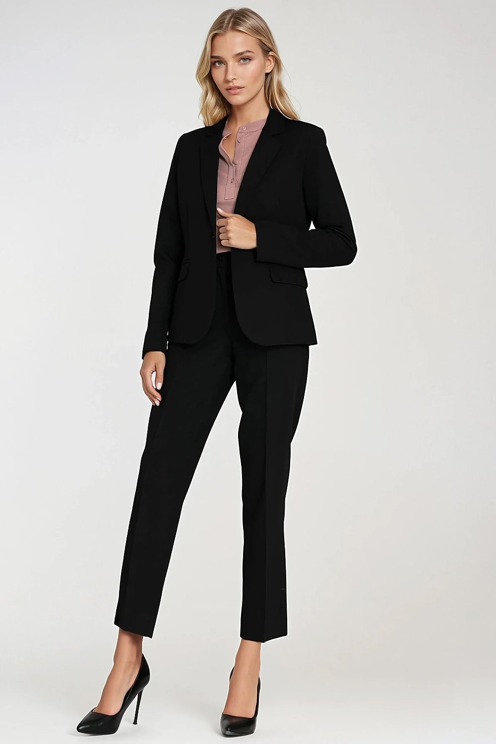 Nife chic women's trousers with medium waist and tapering design, ideal for modern and elegant outfits.