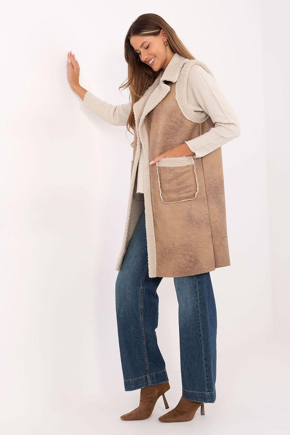 Chic light polyester gilet featuring slip pockets, ideal for stylish comfort by Factory Price.