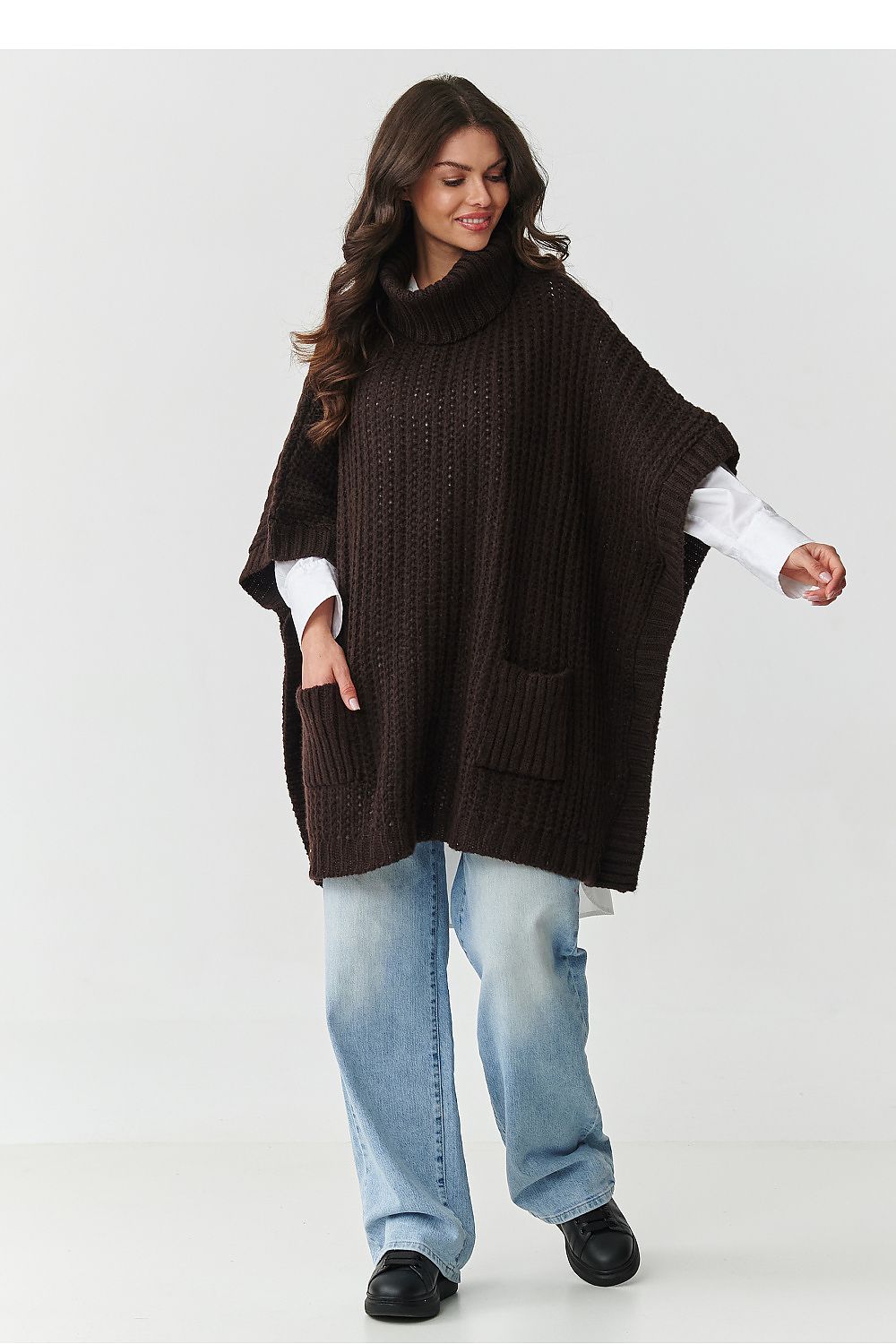 Elegant poncho sweater in bottle green by Makadamia, featuring a high collar and casual style, ideal for layering in cooler seasons.