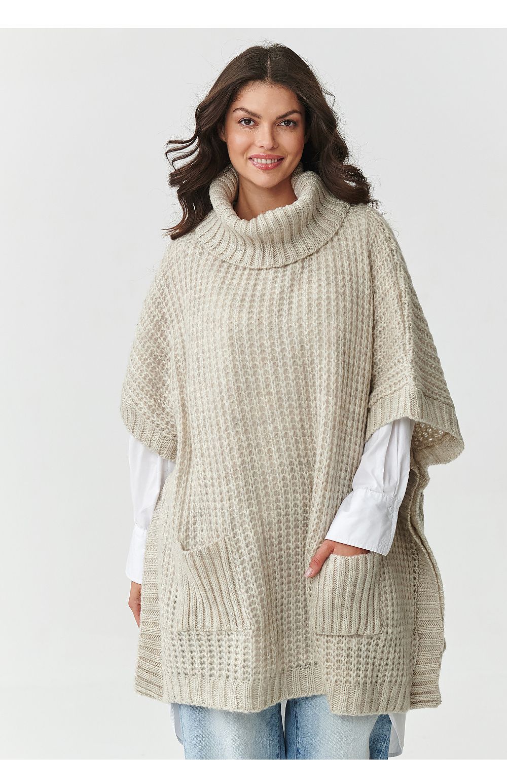 Luxurious poncho-style turtleneck sweater by Makadamia, featuring a high neckline and practical front pockets, perfect for autumn layering in stylish beige melange.