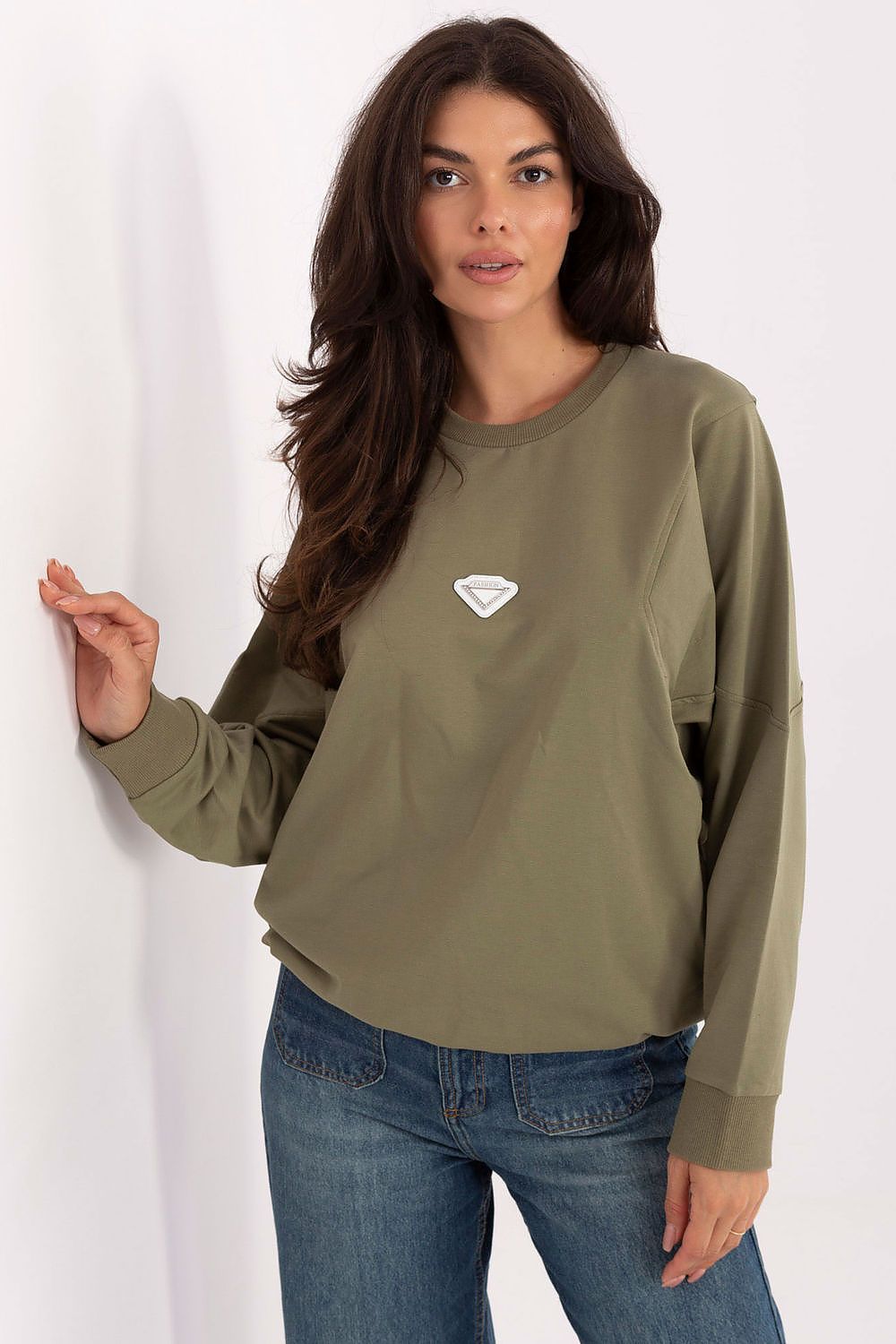 Contemporary women's long sleeve sweatshirt by Rue Paris, highlighted by a subtle badge and minimalist aesthetic, embodying elegance.