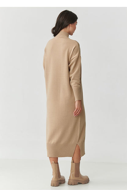 Stylish Makadamia midi sweater dress details, featuring a soft, breathable fabric and long sleeves perfect for cooler weather.