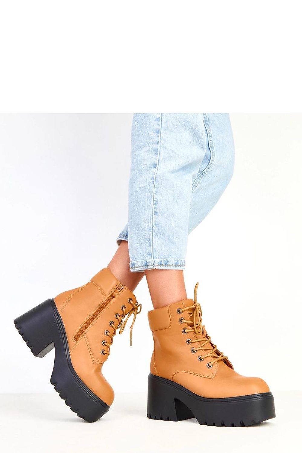 Solea's eco-leather ankle boots with practical zipper and classic lacing, elegantly designed for comfort and style.