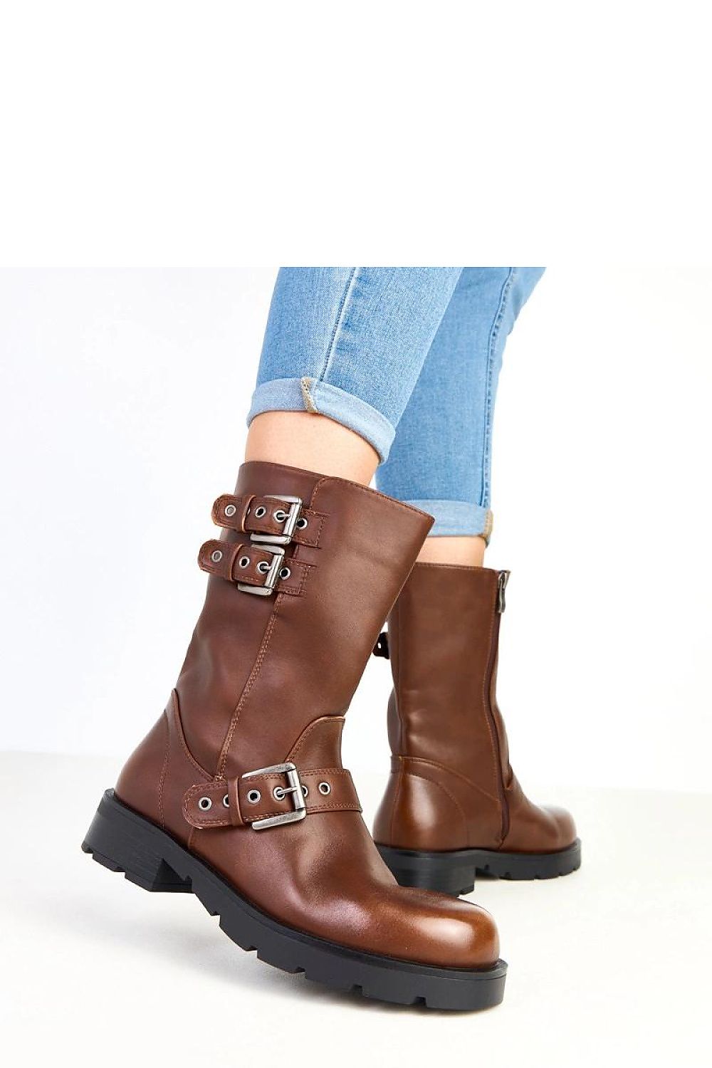 Stylish urban ensemble with Solea women's ankle boots, made of premium ecological leather, designed for fashionable day-to-day wear.