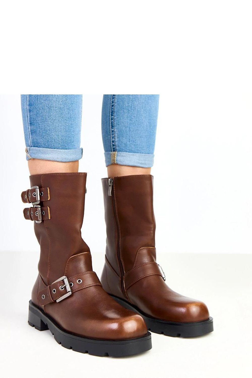Elegant presentation of Solea women's ecological leather ankle boots, highlighting the practical zip closure and chic design suitable for trendy outfits.