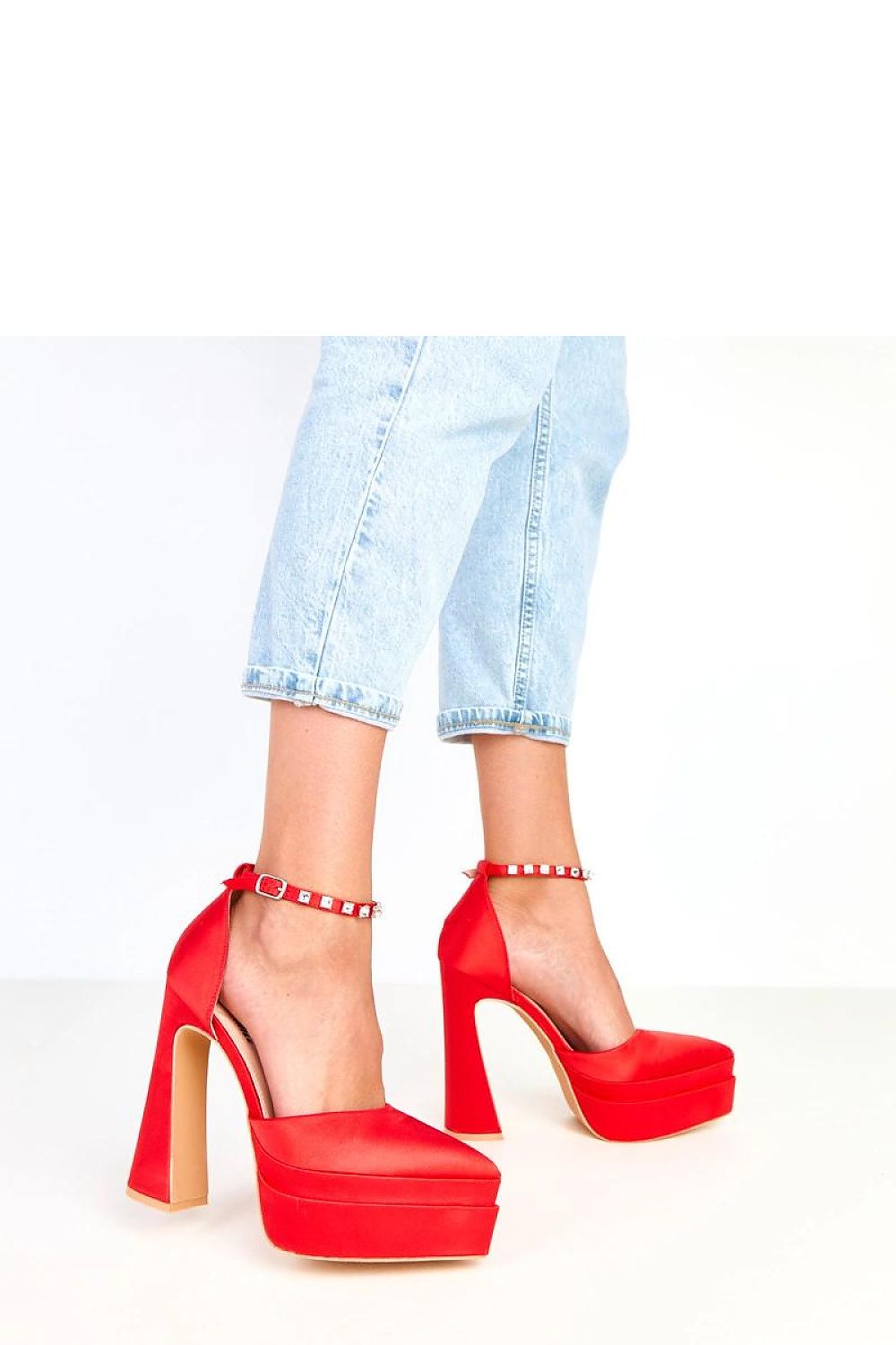 Profile view of Solea satin heel pumps with a pointed toe and feminine zircon buckle, designed for evening glamour and elegance.