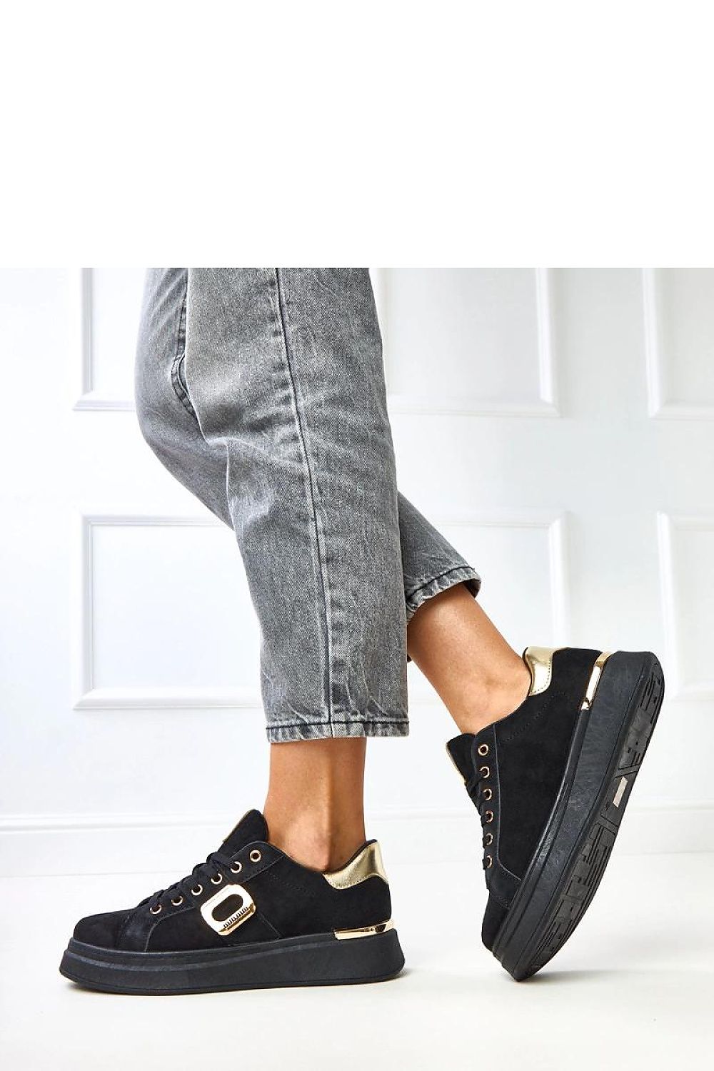 Solea women's sports shoes in a chic urban setting, featuring a stylish round toe and classic lacing for contemporary fashion appeal.