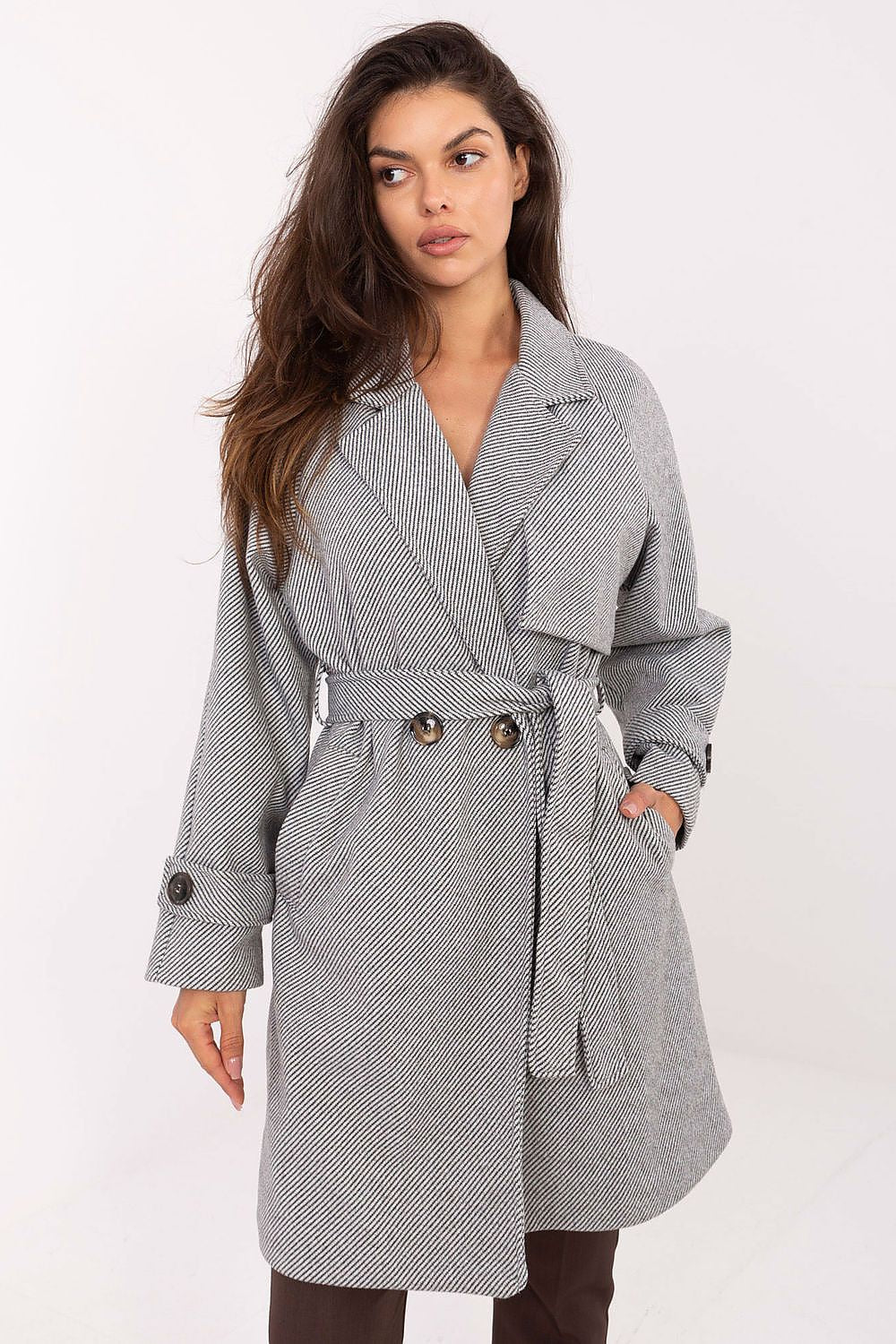 The knee-length silhouette of the women's transitional coat by Rue Paris, designed for an elegant and sophisticated look suitable for various occasions.