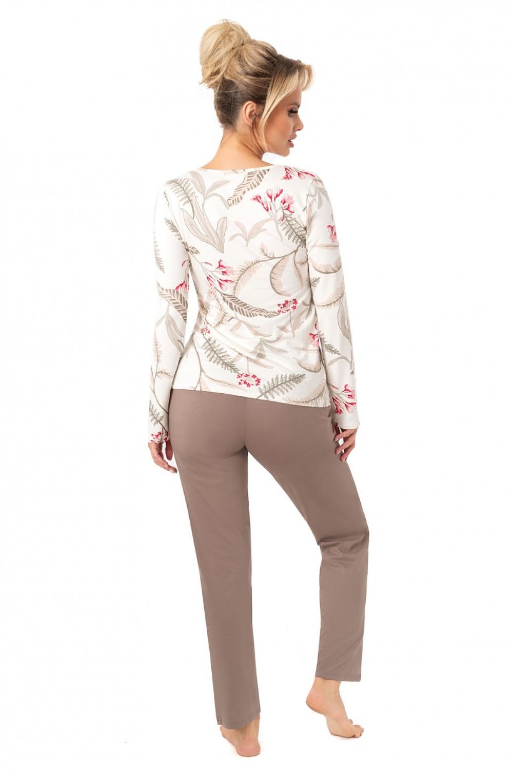 Detail of luxury women's floral viscose pajamas by Donna, showcasing the soft fabric texture and sophisticated design, perfect for a stylish night's sleep.