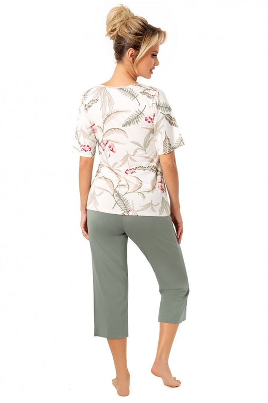 Donna's chic pyjamas set for women with 3/4 pants and short sleeves, crafted from breathable viscose for an exquisite nightwear experience.
