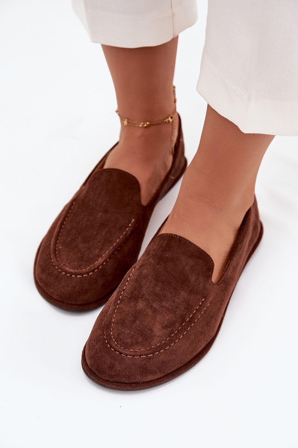Step in style's luxurious women's moccasins featuring a rounded toe and flat sole, designed for ultimate comfort and timeless appeal.
