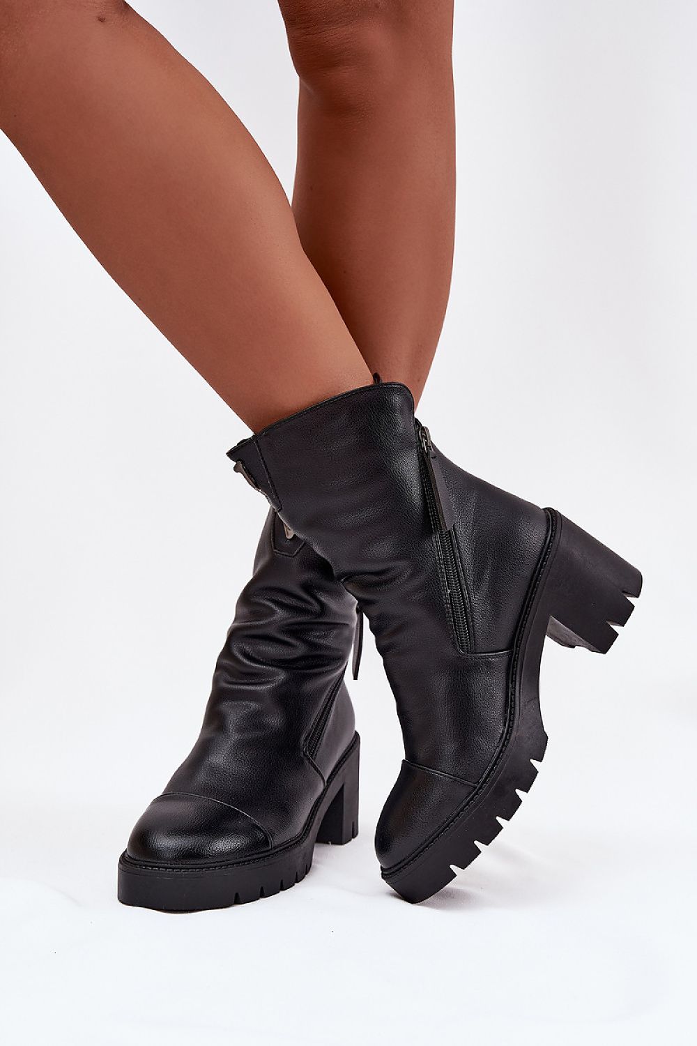 Stylish Vinceza women's insulated ankle boots in artificial leather, featuring a 7 cm chunky heel and chic detailing.
