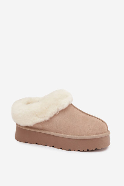 Step in Style's winter boots with 4 cm platform height, stylishly combining functionality and luxury for cold weather.