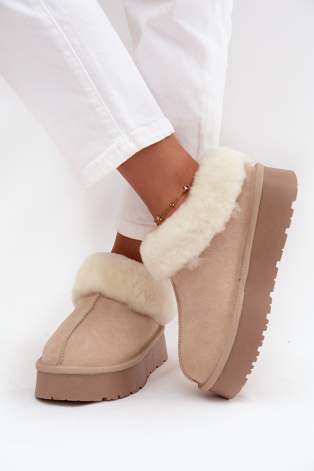 Elegant and cozy snow boots from Step in Style showcasing a 6 cm upper height with a plush fur lining for added warmth.