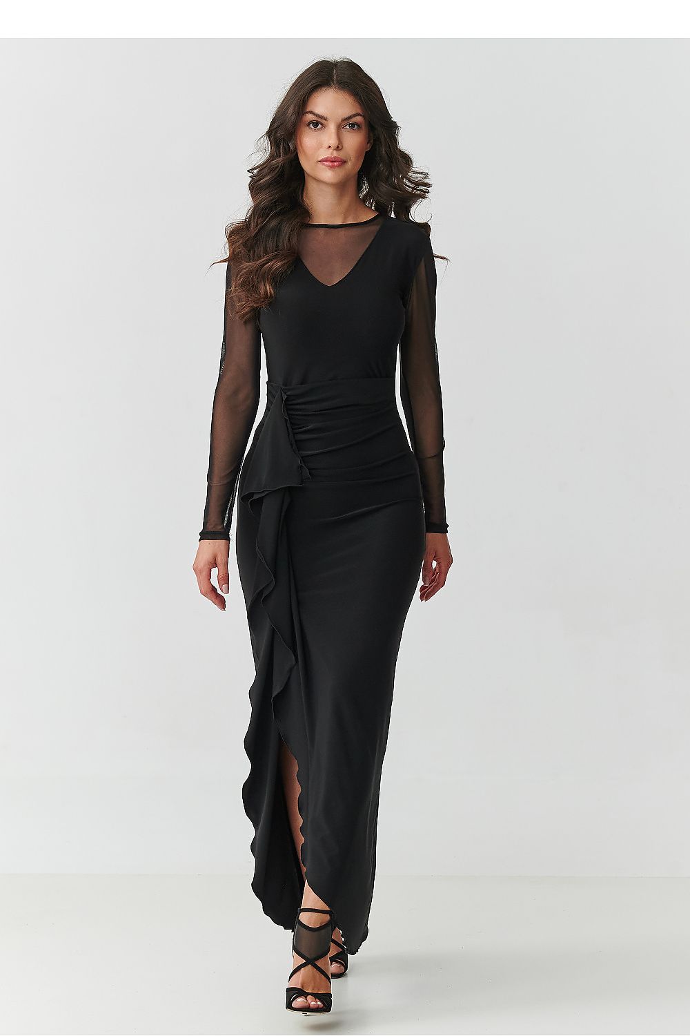 Detail of the fitted bodice and tulle sleeves of the Makadamia black maxi dress, elegantly designed for special occasions.