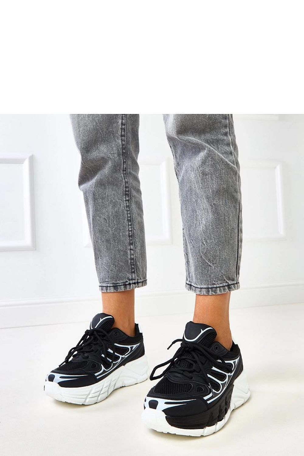 Solea sport shoes displayed on a neutral background, highlighting the fashionable 5 cm platform and modern silhouette, ideal for casual outings.