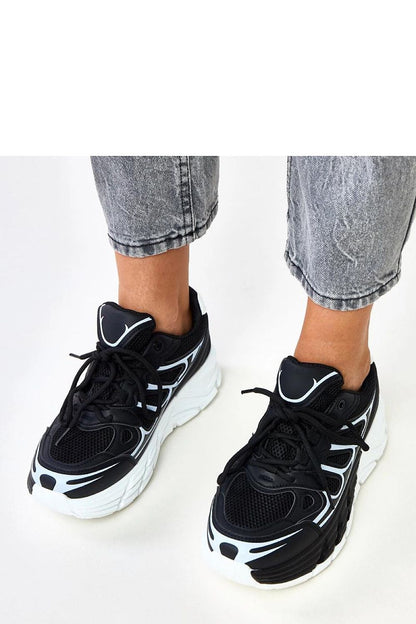 Elegant Solea sport shoes featuring a modern design with a comfortable 5 cm platform, perfect for urban styling and casual wear, available in sizes EU 36-41.