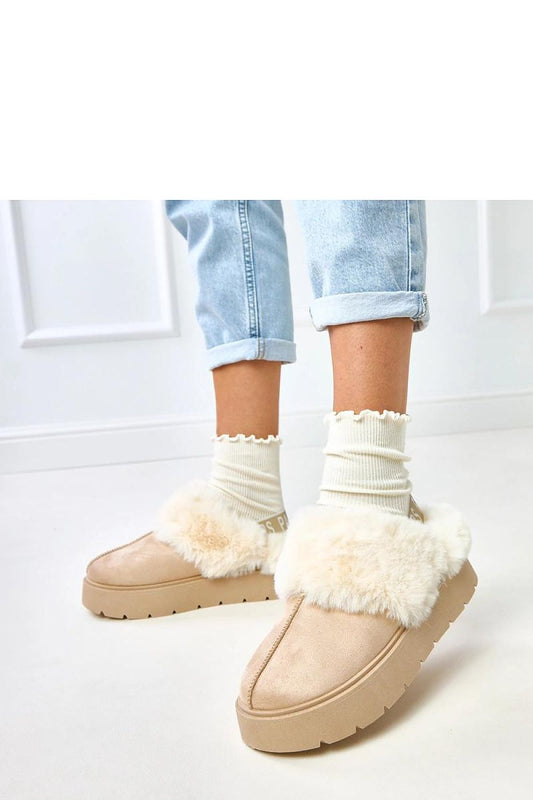 Elegant Solea Low Snow Boots crafted from sustainable suede, showcasing a practical design with a 4cm platform for comfort and style.