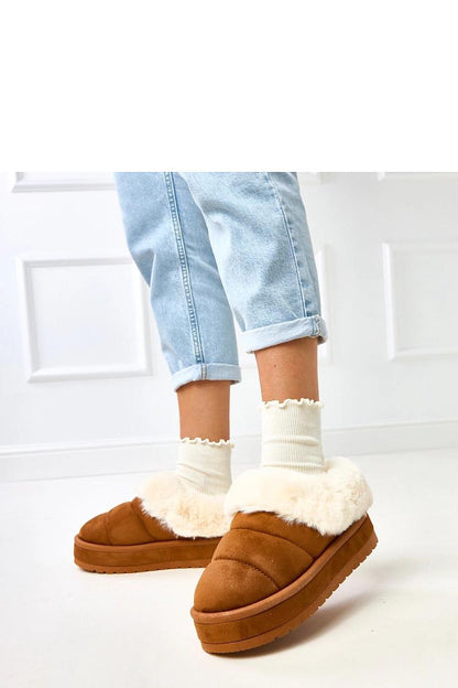 Luxury women's eco-friendly suede snow boots with soft fur lining by Solea, showcasing a trendy round toe design and 4.5 cm platform for winter elegance.