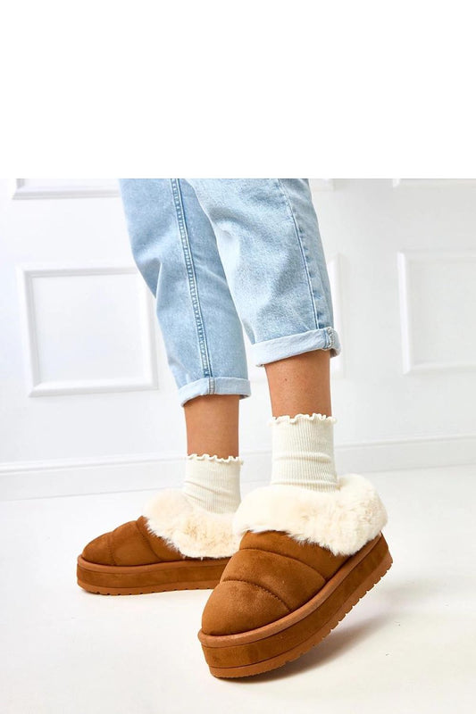 Luxury women's eco-friendly suede snow boots with soft fur lining by Solea, showcasing a trendy round toe design and 4.5 cm platform for winter elegance.