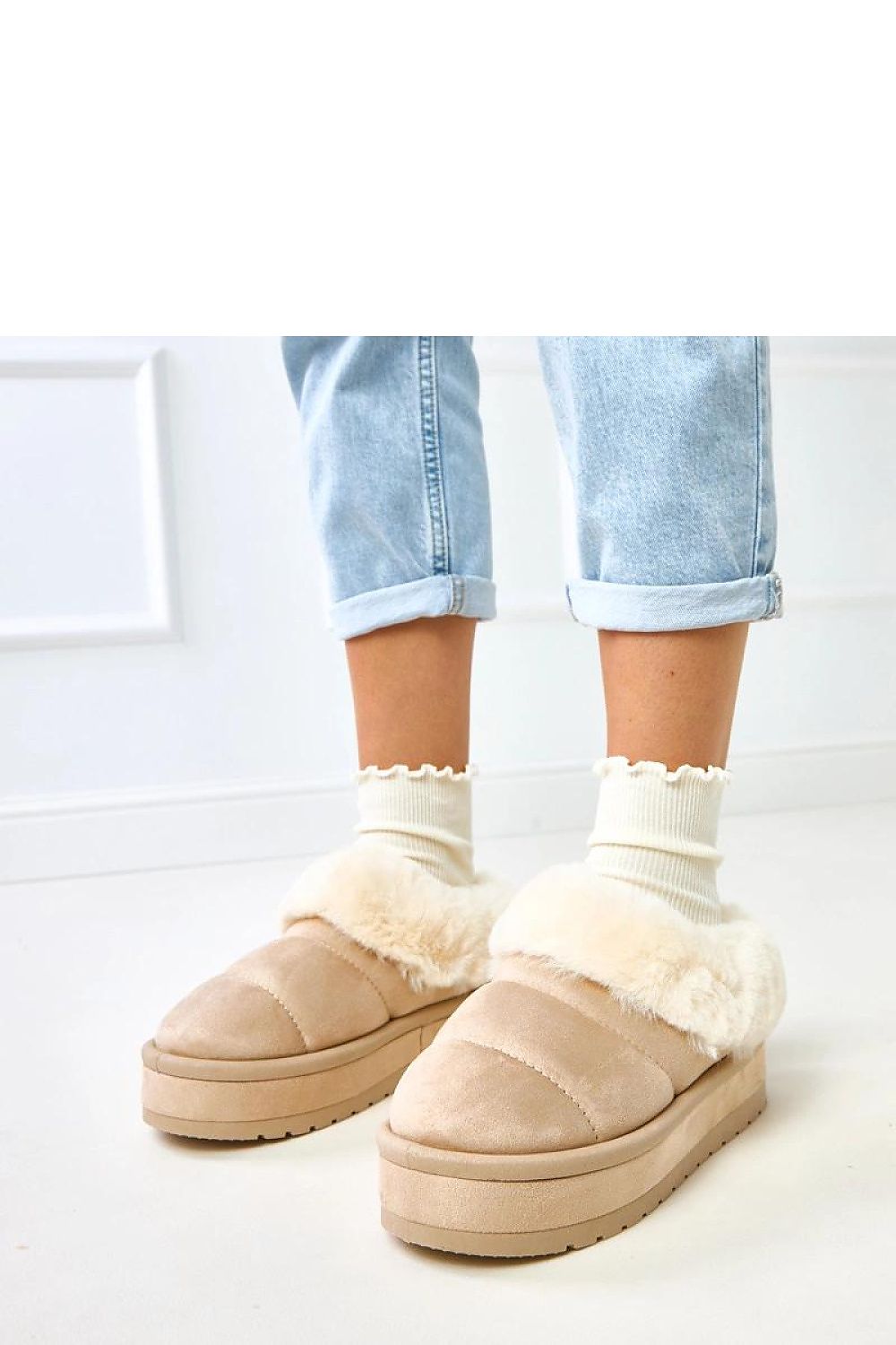 Elegant women's snow boots made from eco-friendly materials by Solea, featuring a classic design with soft fur lining for warmth and style.