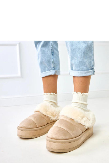 Elegant women's snow boots made from eco-friendly materials by Solea, featuring a classic design with soft fur lining for warmth and style.