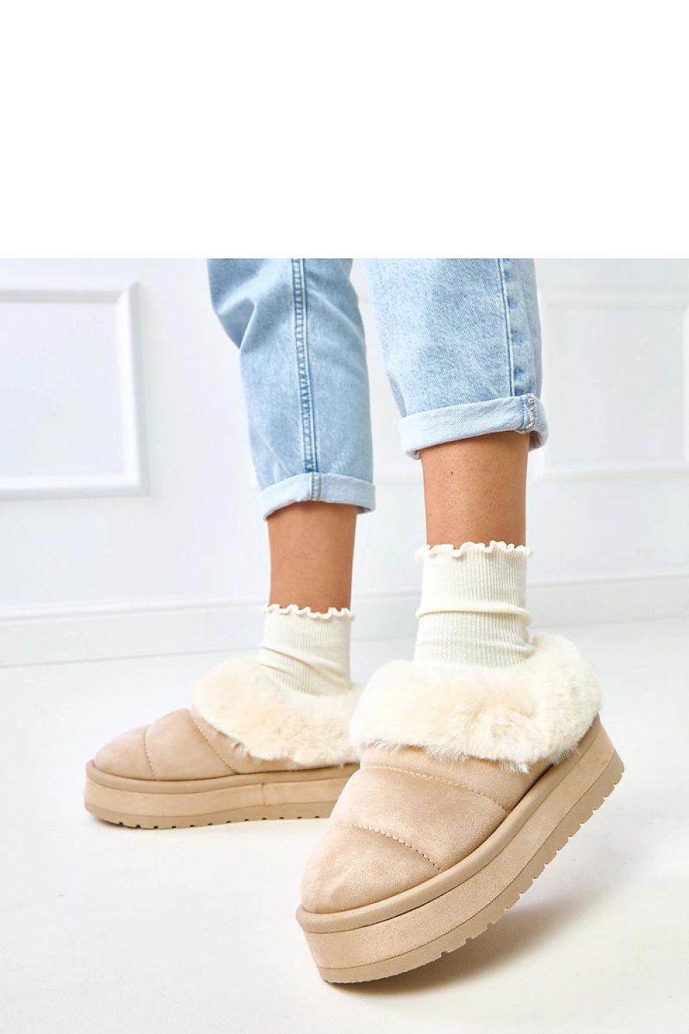 Chic and luxurious Solea women's snow boots in eco-friendly suede with a round toe, designed for comfort and warmth in winter conditions.