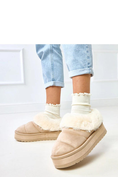 Chic and luxurious Solea women's snow boots in eco-friendly suede with a round toe, designed for comfort and warmth in winter conditions.