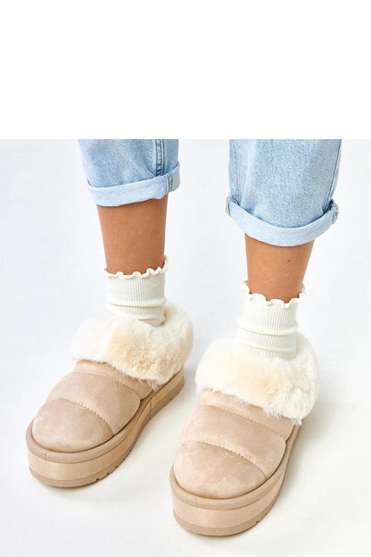 Elegant round toe design of Solea's eco-friendly suede snow boots, perfect for stylish winter outings.