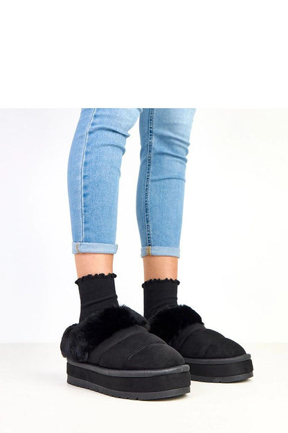 Solea's luxury women's snow boots showcasing a 4.5 cm platform for stability and comfort during cold weather.