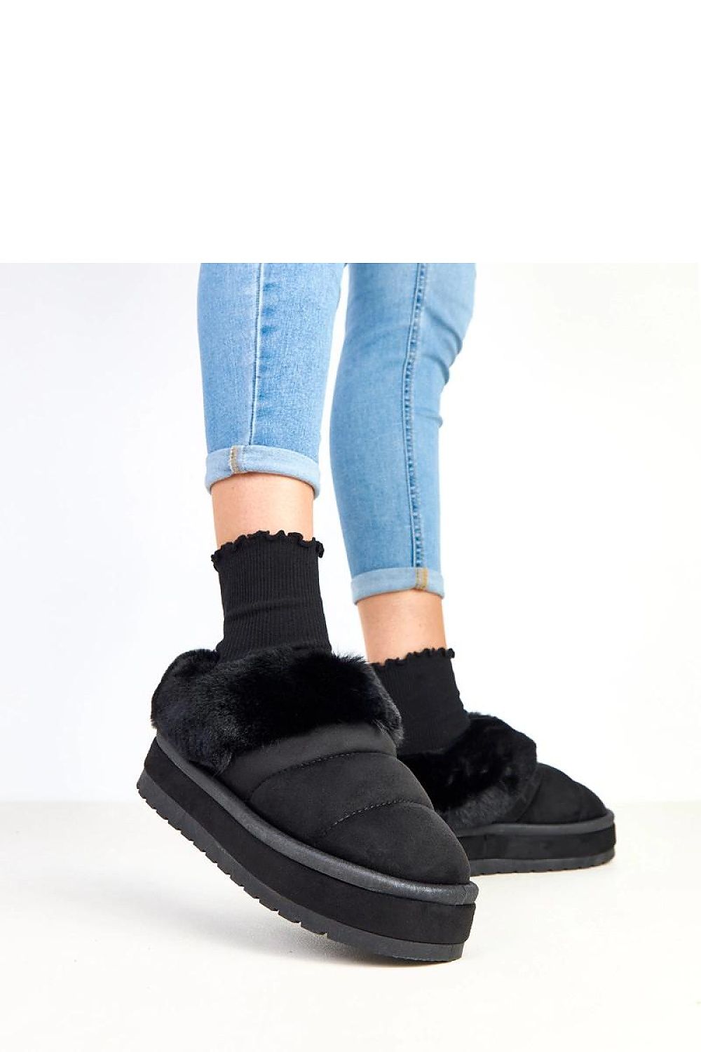 Range of sizes EU 36-41 available for Solea's fashionable yet comfortable women's eco-friendly suede snow boots.