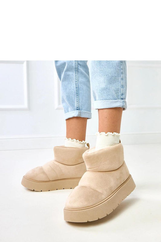 Stylish Solea ankle snow boots for women with 4 cm platform and plush interior, ideal for cold weather wear.