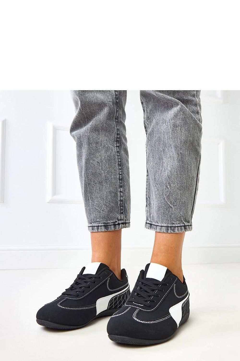 Stylish Solea women's sneakers with a lightweight design, ideal for creating fashionable, comfortable urban looks.