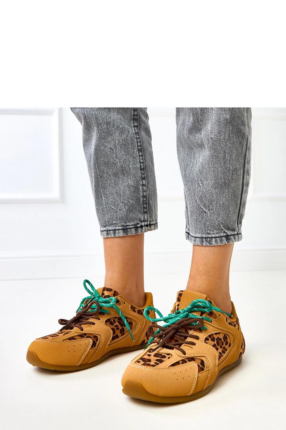 Chic Solea laced sports footwear made from high-quality ecological suede, offering luxury comfort and style in size EU 40-41.