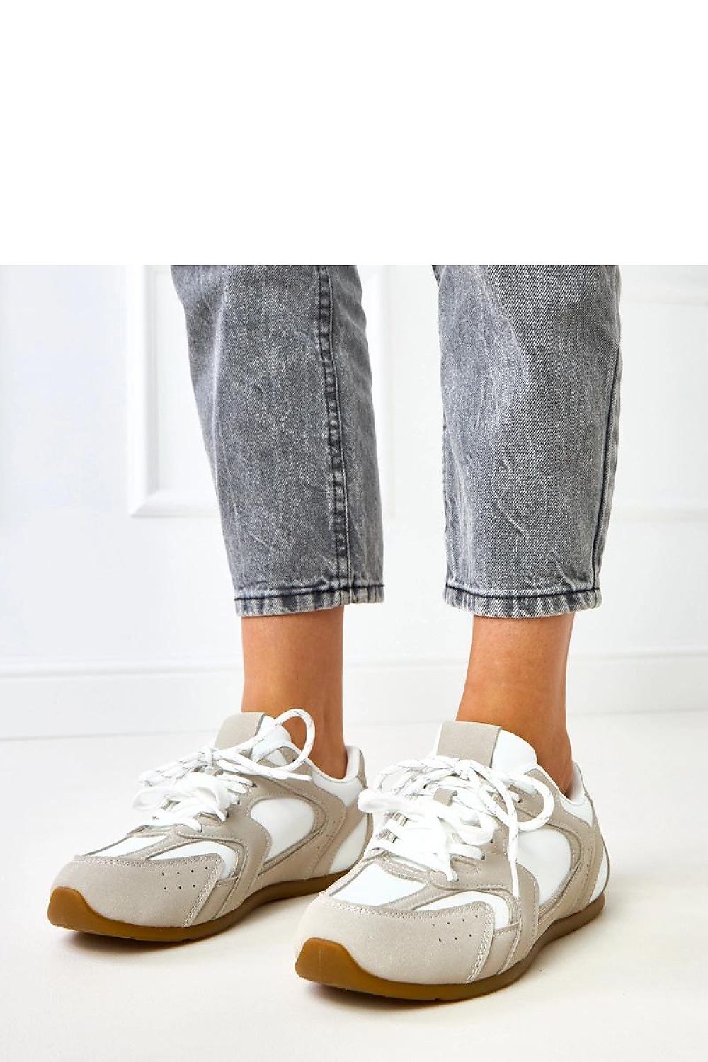 Solea sport shoes in a fashionable flat profile, designed for comfort and style, available in sizes EU 36-41.