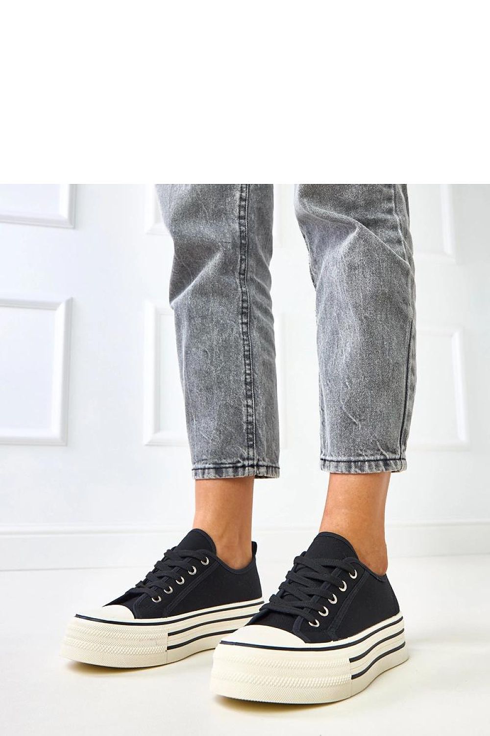 Solea Women's Platform Sneakers in a chic design, showcasing a stylish round toe and laces, perfect for urban casual wear.