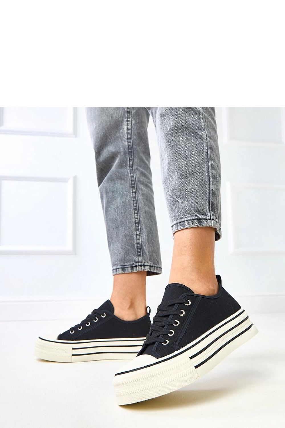 Close-up of Solea Women's stylish platform sneakers highlighting the durable fabric and comfortable fit, ideal for everyday elegance.