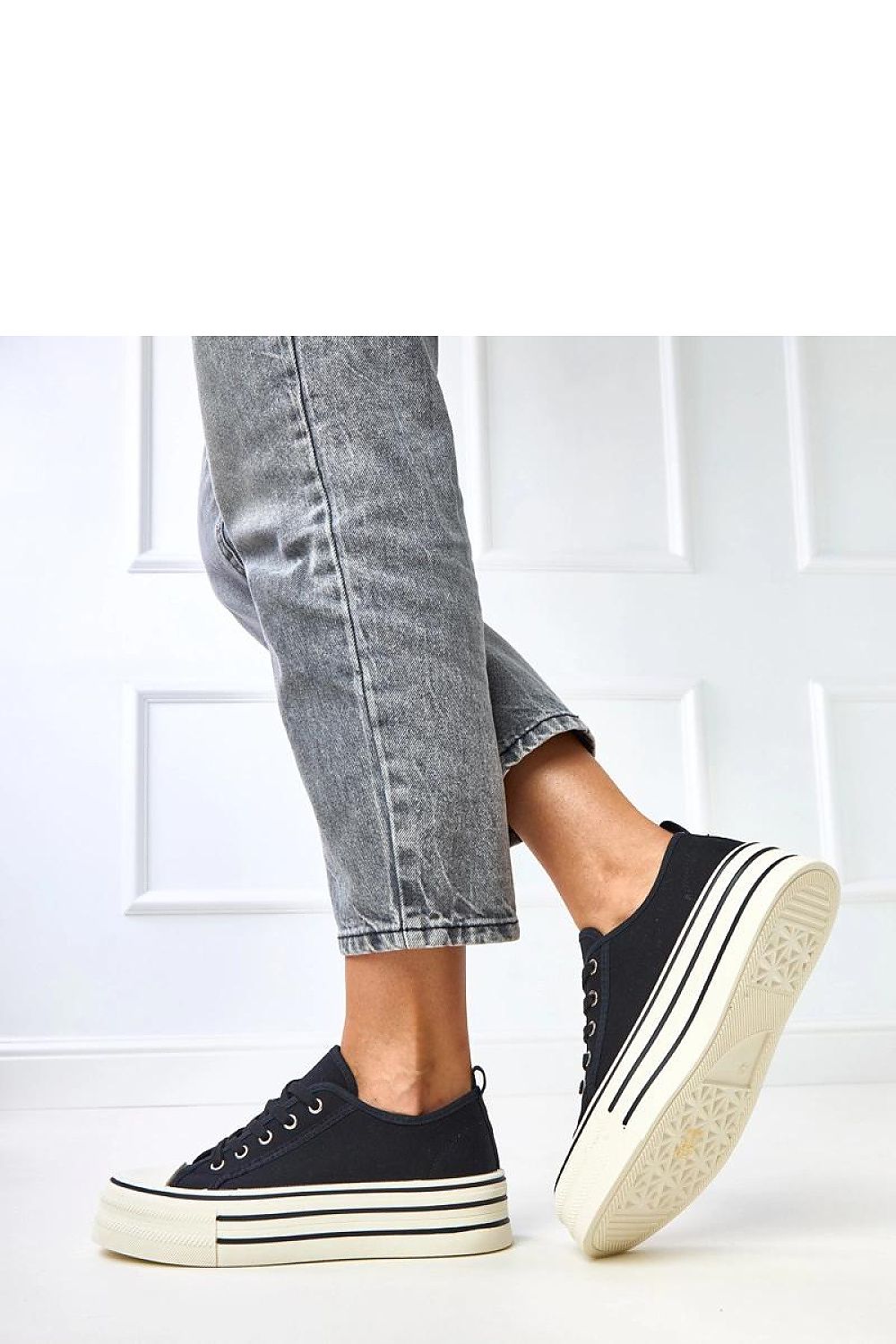 Elegant Solea Women's Platform Sneakers featuring a solid 4.5 cm high platform, providing stability and a fashionable height boost.