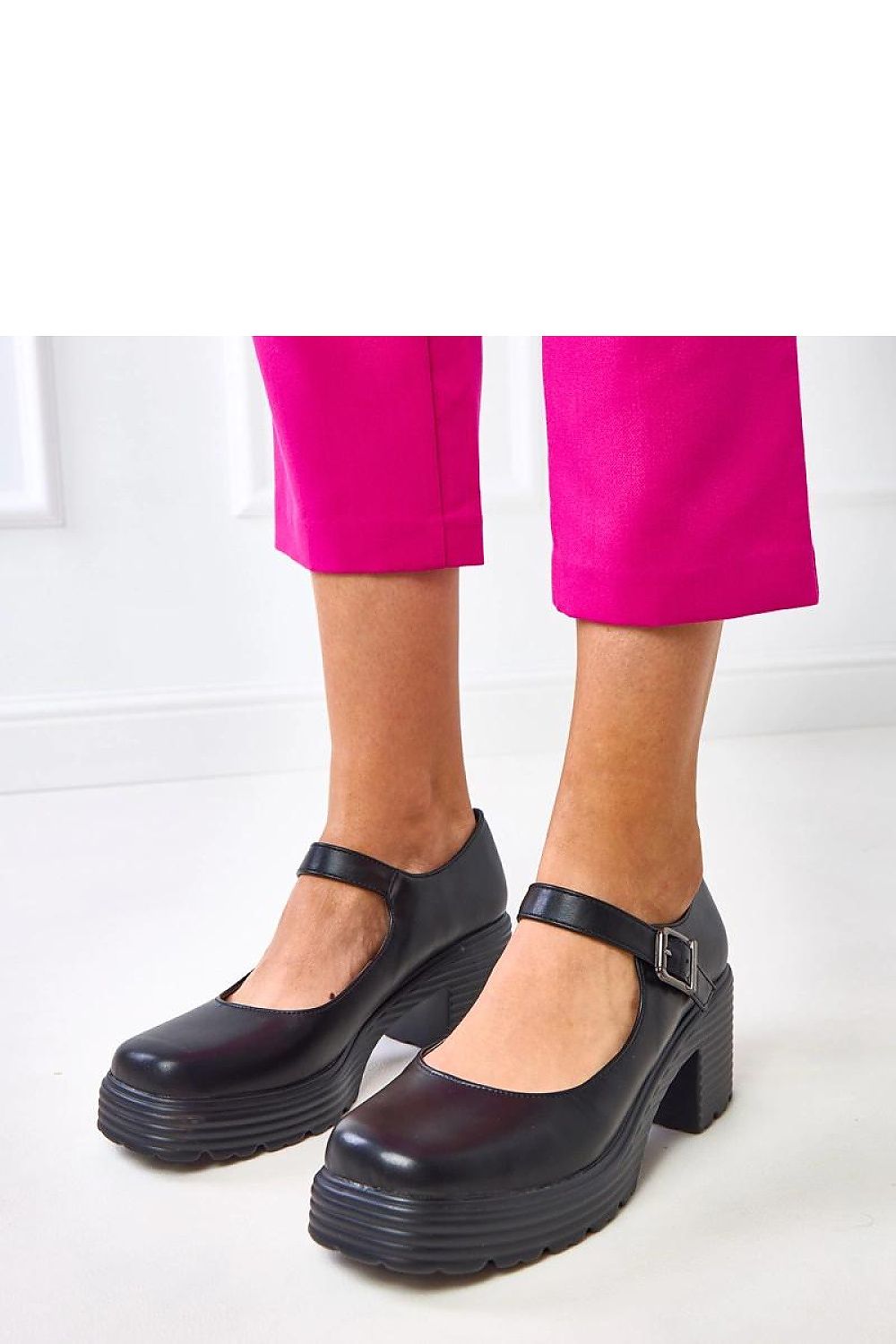 Elegant 7cm heeled low shoes by Solea, crafted from stylish synthetic leather with a square toe design, showcasing luxury and comfort.