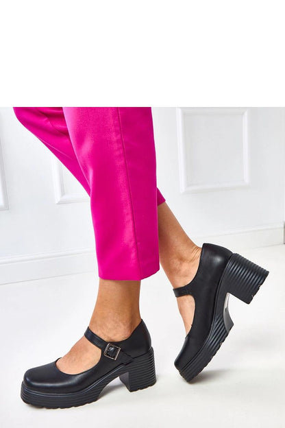 Solea's elegant low shoes with 7cm heels and square toe, exemplifying a blend of classic and contemporary style in luxurious synthetic leather.