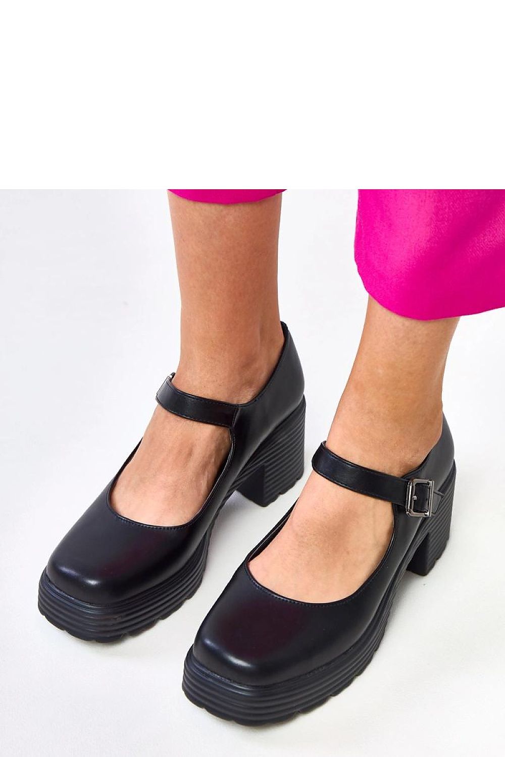 Solea 7cm heeled low shoes displayed elegantly, highlighting the comfort and fashionable square toe design suitable for everyday luxury.