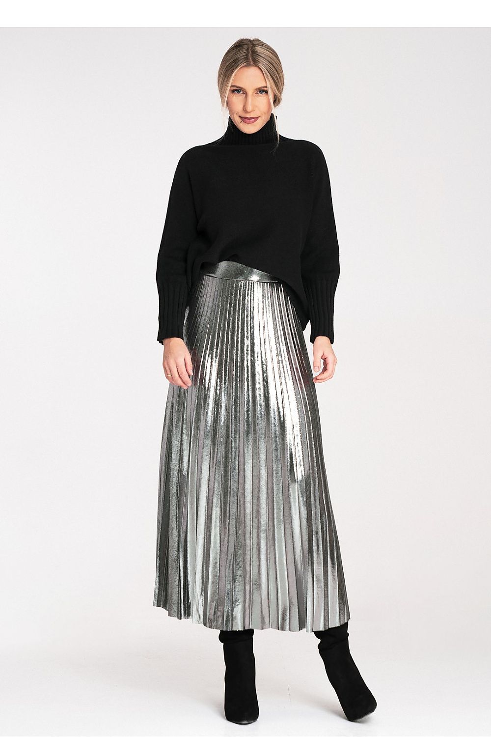 Close-up of the luxurious ribbed detailing on the Figl high-neck golf sweater, highlighting the premium quality and sophistication of this classic knitwear piece.