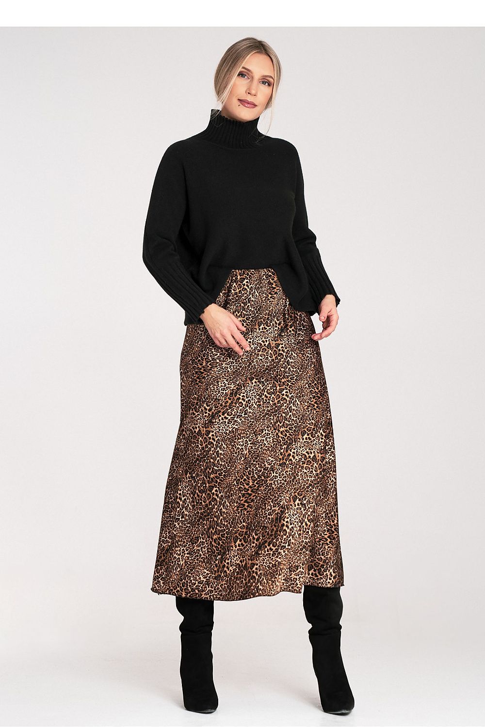 View of Figl's sophisticated high-neck golf sweater, size S/M, highlighting its stylish ribbed collar and cuffs, perfect for both casual and elegant occasions.