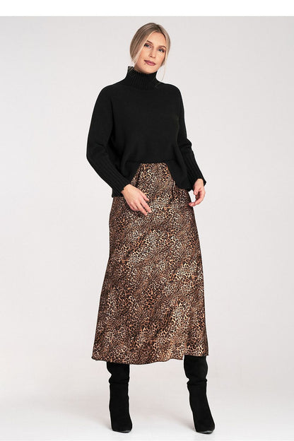 View of Figl's sophisticated high-neck golf sweater, size S/M, highlighting its stylish ribbed collar and cuffs, perfect for both casual and elegant occasions.