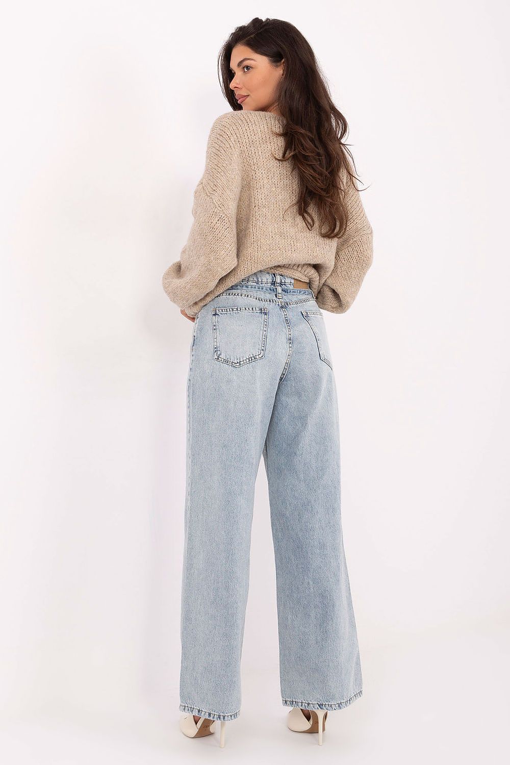 Luxury women's high-waisted wide leg jeans by Sublevel, crafted from 100% cotton for exceptional comfort. Ideal for casual outfits, featuring a stylish design with slip pockets and a belt to enhance the silhouette.