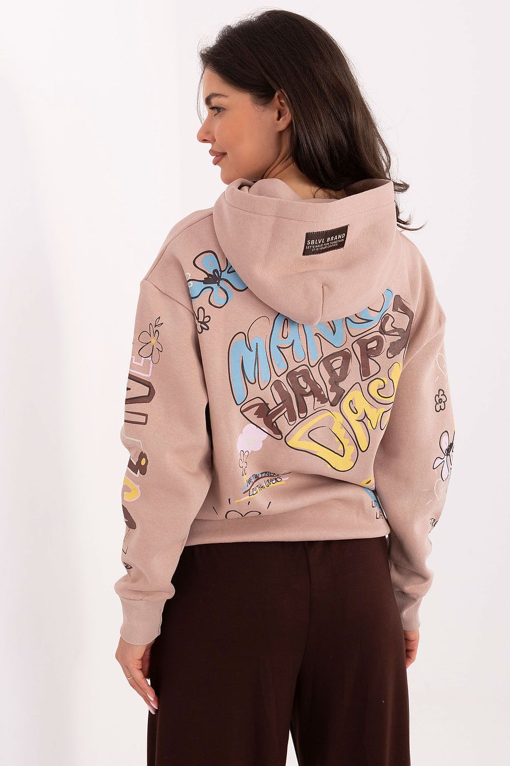 Sophisticated Sublevel casual sweatshirt for women, showcasing long sleeves and practical side seam pockets, perfect for a chic, relaxed look.