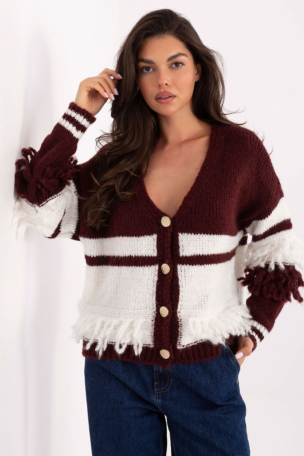The chic V-neck and layered fringes of the Italy Moda two-tone cardigan highlight its sophisticated yet casual style.